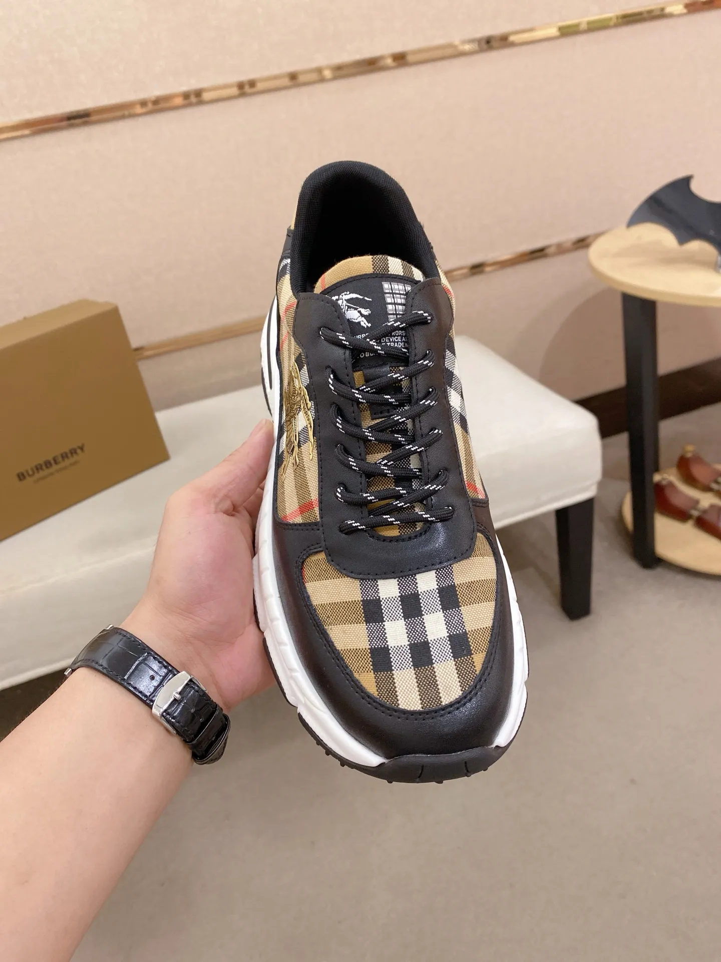 Men's shoes: 442💰🇮🇹🇮🇹The counters are synchronized with BURBERRY's top purchasing agents🔍🔍Synchronized sales. Positive code number: 38-44 Italian imported first-layer cowhide leather with fabric. Fully imported sheepskin lining, sole: the original sole is specially provided by the original factory, the exclusive movable molded sole is super comfortable, the original factory follows the order, 🔍🔍high quality, you can go in and out of the counter at will, welcome to compare. Can be customized. 45 non-refundable